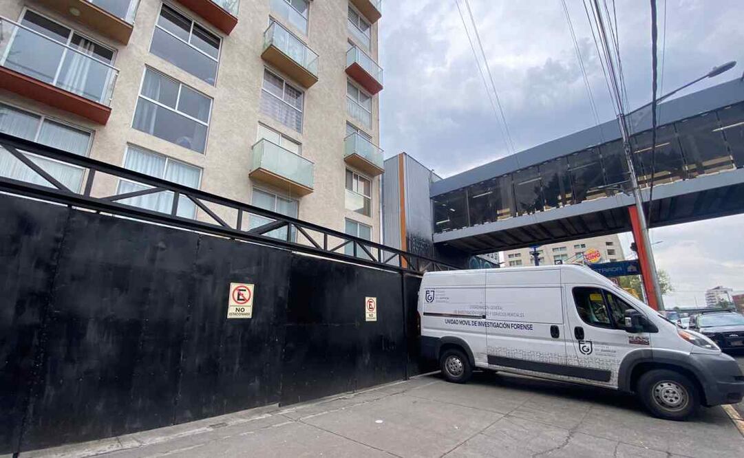 Peritos de la Fiscalía General de Justicia de la Ciudad de México (FGJCDMX) recababan información para armar la carpeta de investigación. Foto: Juan Carlos Williams/EL UNIVERSAL