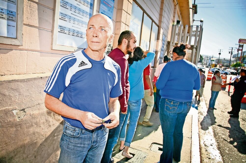 El señor Igor Lechtchenko se incorpora a la fila de visitantes, para ver a su hija Anastasia que se encuentra recluida; el hombre de origen ruso está convencido de que su hija no asesinó a su esposa y a su hija. ROBERTO ARMOCIDA. EL UNIVERSAL