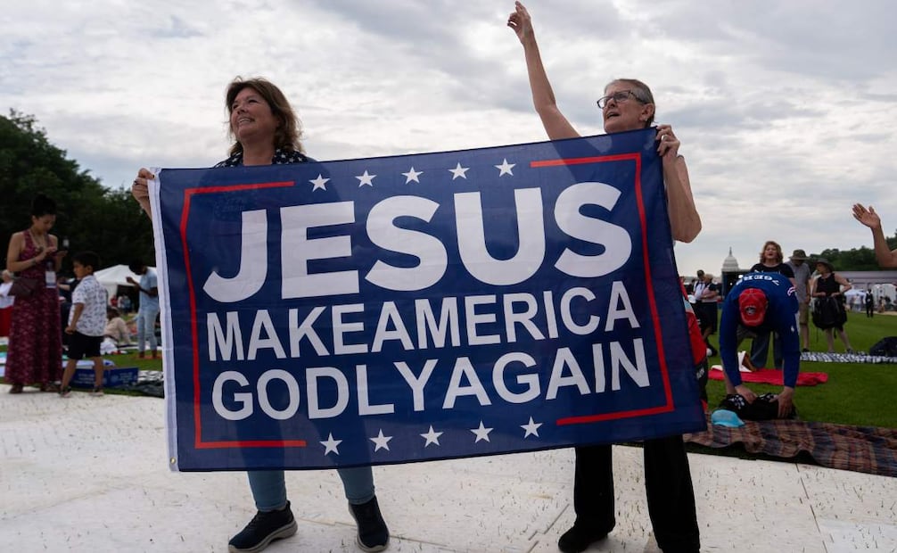 Personas rinden culto con música cristiana en Rededicate 250, una reunión de oración cristiana mayoritariamente conservadora en honor al 250 aniversario de los Estados Unidos, en el National Mall, el domingo 17 de mayo de 2026, en Washington. Foto: AP