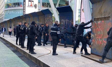 43 de Ayotzinapa: Amurallan inmuebles en CDMX previo a marcha por 9 años de la desaparición de estudiantes