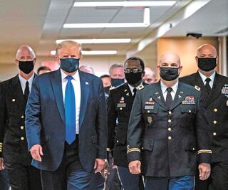 Trump usa tapabocas; en EU, casos de Covid van al alza