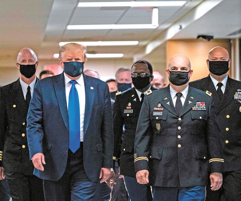 El presidente estadounidense, Donald Trump, usó ayer por primera vez en público un tapabocas durante una visita al Hospital Militar Walter Reed, en los límites de Washington. Foto: ALEX EDELMAN. AFP