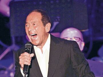 Paul Anka se le echa para atrás a Donald Trump