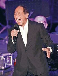 Paul Anka se le echa para atrás a Donald Trump