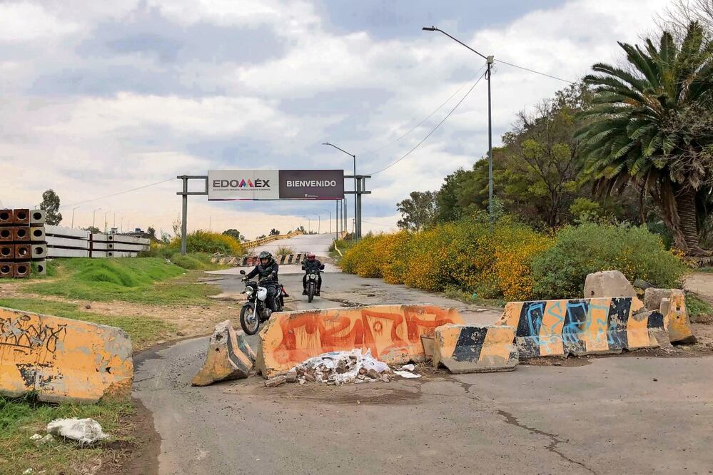 El cierre del puente vehicular de Periférico Oriente provoca grandes problemas de tránsito. Foto: Diego Simón