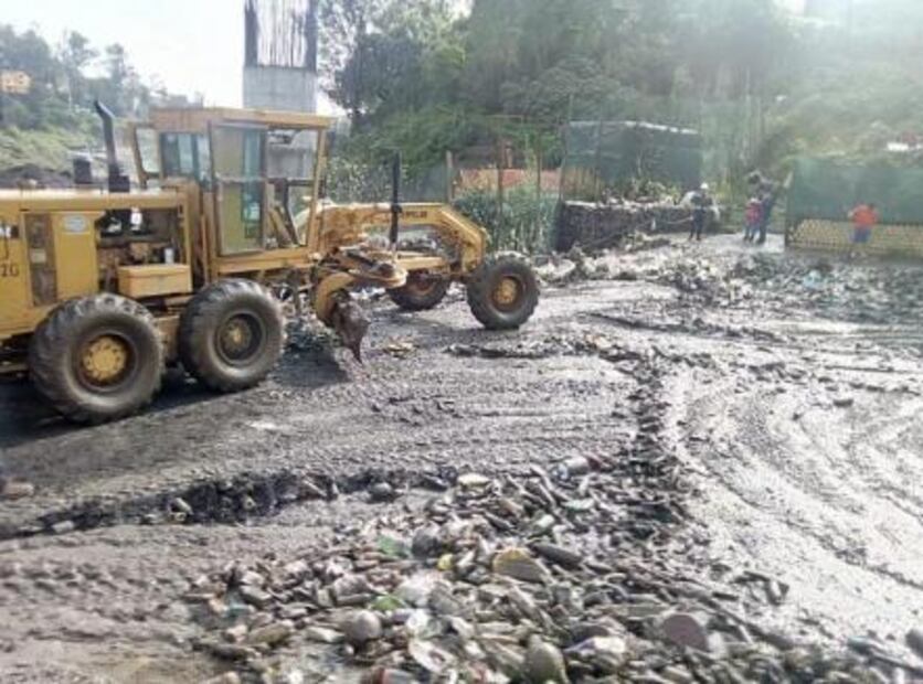 Desalojan a familias ante riesgo de desbordamiento de la presa Tacubaya