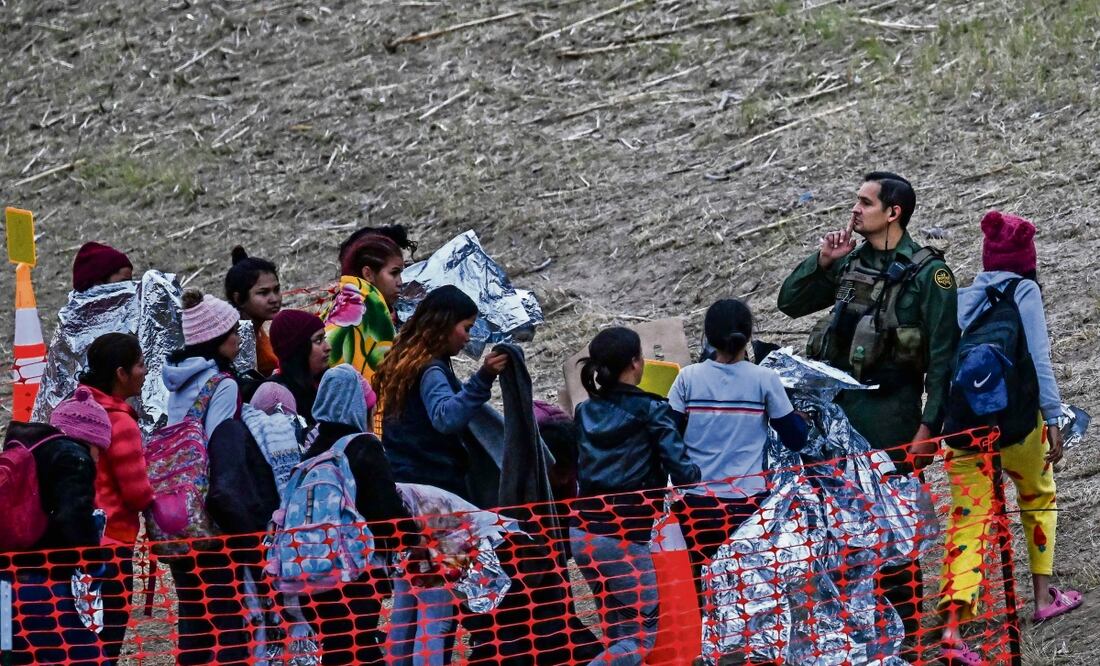 Indocumentados esperan ser procesados en un centro de tránsito de la Patrulla Fronteriza, después de cruzar el área limítrofe en Eagle Pass, Texas. Foto: Chandan Khanna | AFP