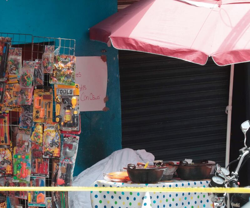 Gaby atendía su puesto de tacos de guisado cuando sujetos en moto le dispararon. Foto:  Ernesto Álvarez/EL UNIVERSAL