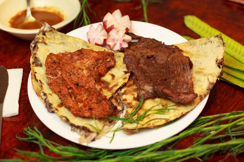 Tlayudas con diferentes ingredientes típicos y exóticos  / Foto: Tlayudas y cocina de Oaxaca