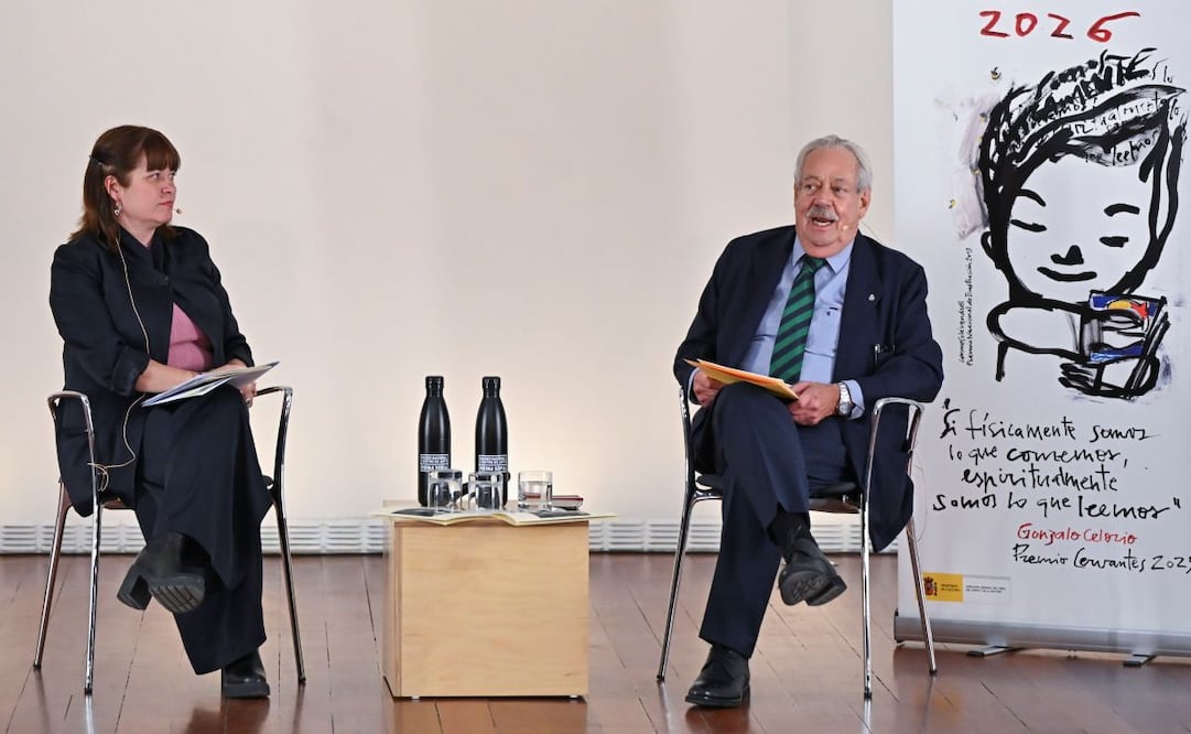 El escritor y académico mexicano Gonzalo Celorio, Premio Cervantes 2025, junto a la Directora General del Libro y Fomento de la Lectura, María José Gálvez. Foto: EFE.