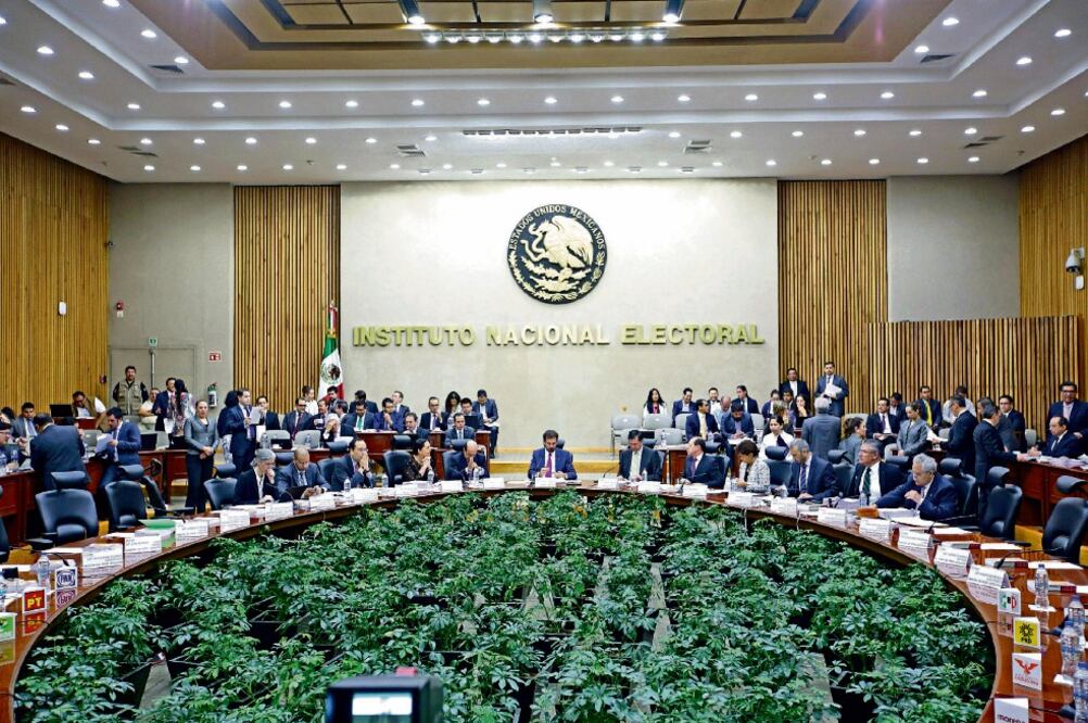 Los empleados que recibirán el bono son quienes integran el Servicio Profesional Electoral Nacional con motivo de la carga laboral de este año (ARCHIVO EL UNIVERSAL)