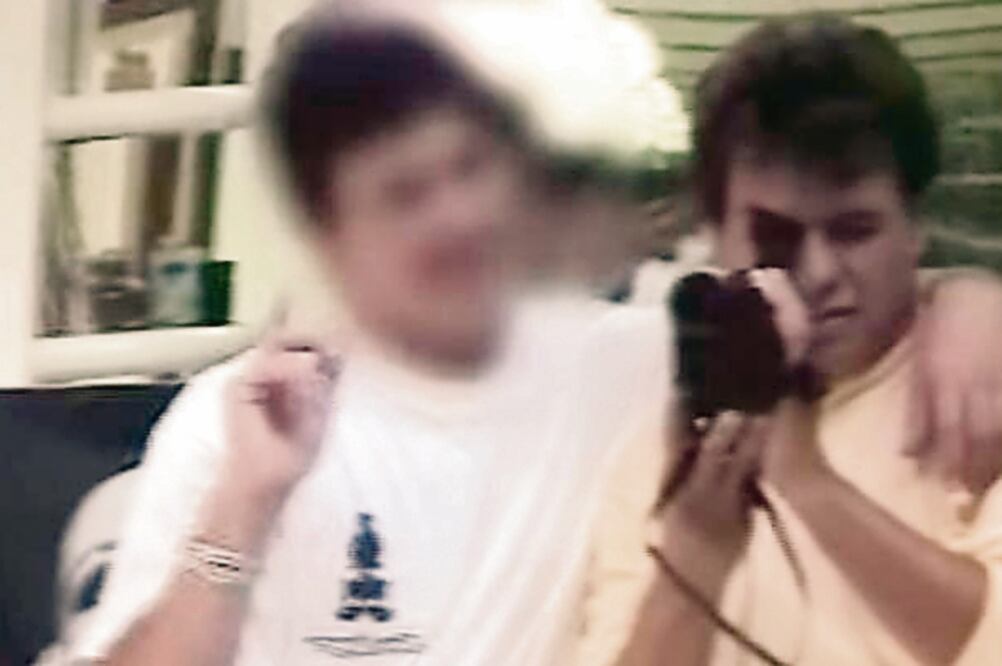 En el material que se sacó a la luz, se muestra un Juan Gabriel con aspecto joven que le pide a un acompañante que baile sus canciones (CAPTURA DE PANTALLA)