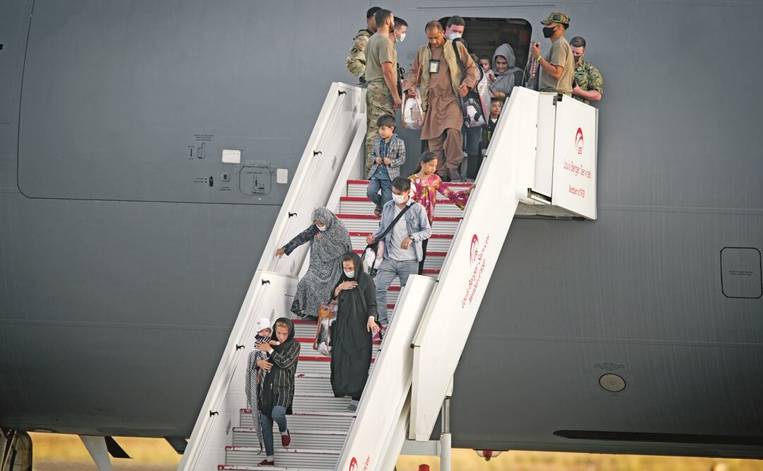 Los evacuados de Afganistán desembarcan de un avión de la fuerza aérea de EU en la Estación Naval de Rota, en España. Foto: MARCOS MORENO. AP