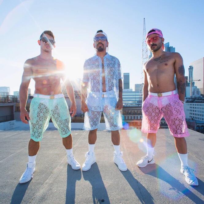 La ropa de encaje para hombres incluye una camisa y un short / Foto: Facebook Hologram City