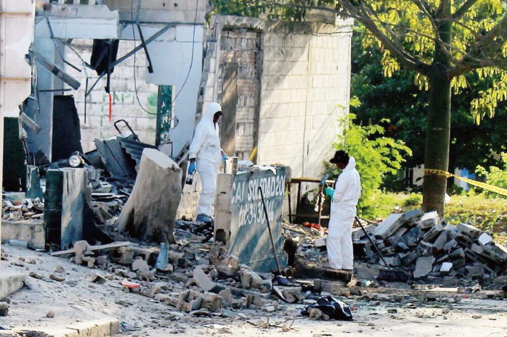 Investigadores de la policía revisaron ayer el lugar donde explotó un artefacto en el Centro de Atención Inmediata (CAI) del barrio Soledad 2000. (HUGO PENSO. EFE)