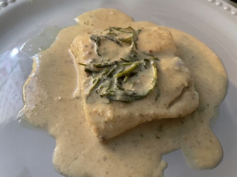 Lubina rayada con mole de macadamia