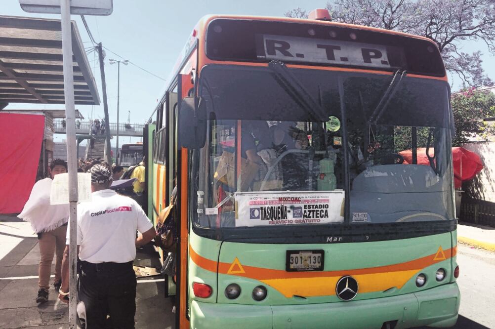 Usuarios refieren que se presentan largas filas para abordar las unidades que los transportan gratuitamente hacia el Estadio Azteca (EDUARDO HERNÁNDEZ. EL UNIVERSAL)