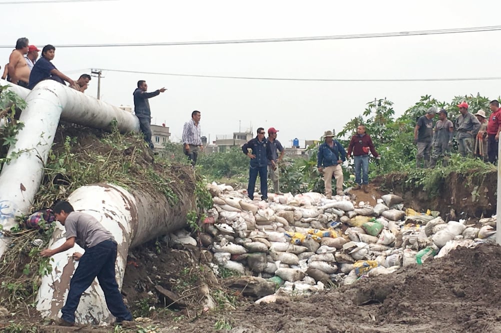 Las fuertes lluvias del miércoles provocaron el desbordamiento del Gran Canal y el Río de los Remedios en Ecatepec, lo que ocasionó daños en viviendas ubicadas en las cercanías. Ayer empezó la limpieza . (EMILIO FERNÁNDEZ. EL UNIVERSAL)