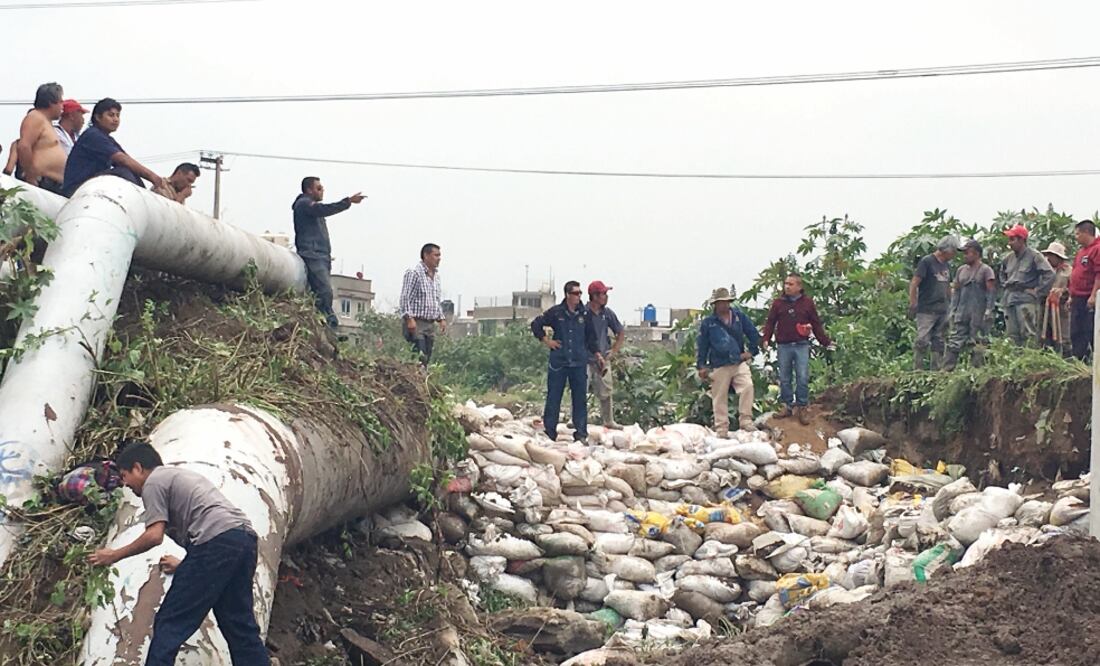 Las fuertes lluvias del miércoles provocaron el desbordamiento del Gran Canal y el Río de los Remedios en Ecatepec, lo que ocasionó daños en viviendas ubicadas en las cercanías. Ayer empezó la limpieza . (EMILIO FERNÁNDEZ. EL UNIVERSAL)