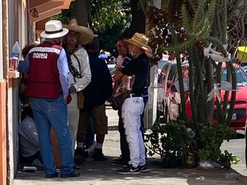 Mientras el debate se enciende, fuera de San Lázaro circulan cervezas entre simpatizantes de AMLO