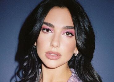 Dua Lipa luce como Barbie con sensual catsuit rosa