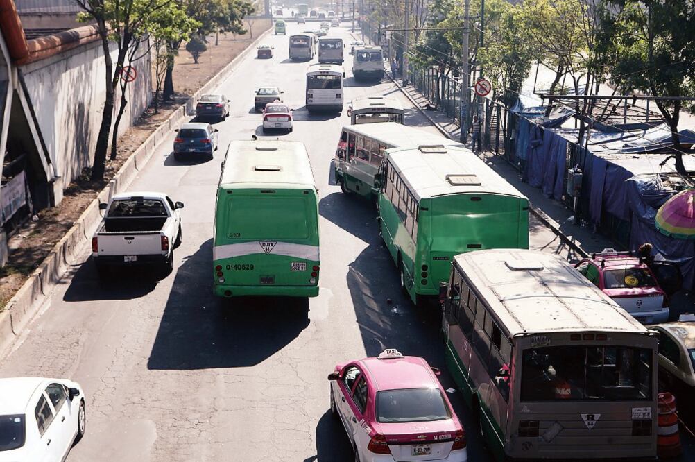 Las faltas más comunes de los microbuses son circular por carriles centrales, bajar y subir pasaje a mitad de las avenidas y operar con las puertas abiertas (FOTOS: VALENTE ROSAS. EL UNIVERSAL)
