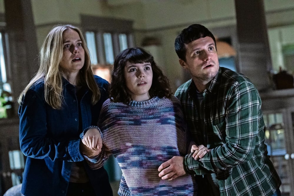 Piper Rubio (Abby), junto a Elizabeth Lail (la oficial Vanessa) y Josh (Mike). Foto: Blumhouse Productions, Universal Pictures