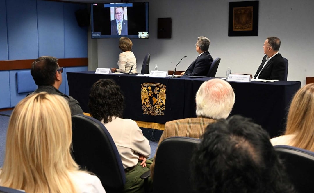 Rector Leonardo Lomelí (pantalla), durante inauguración del Seminario Especializado “Universidad y Reforma. Una constante histórica” (16/08/2025). Foto: Especial