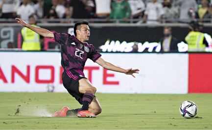 'Chucky' Lozano, captado en el aeropuerto rumbo a Nápoles; habló de su evolución