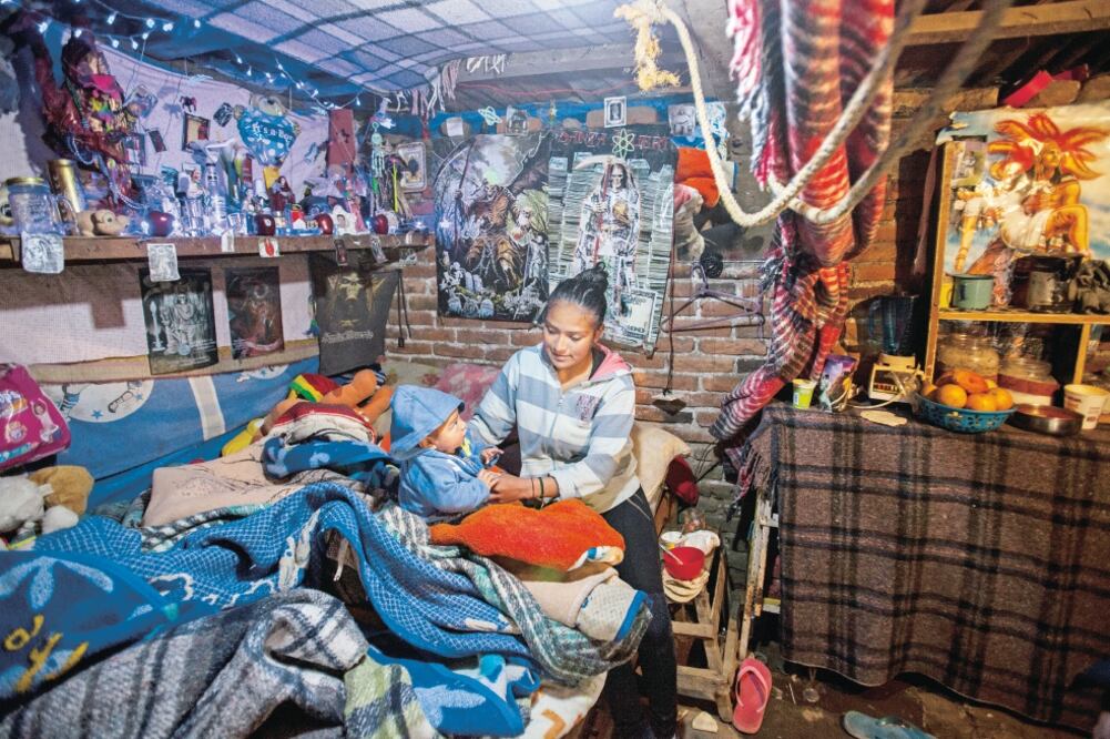 Prote cción. Samantha, pobladora de San Bernabé duerme con siete cobijas para mitigar el frío, aún así dice que no son suficientes (CAMILA MATA. EL UNIVERSAL)