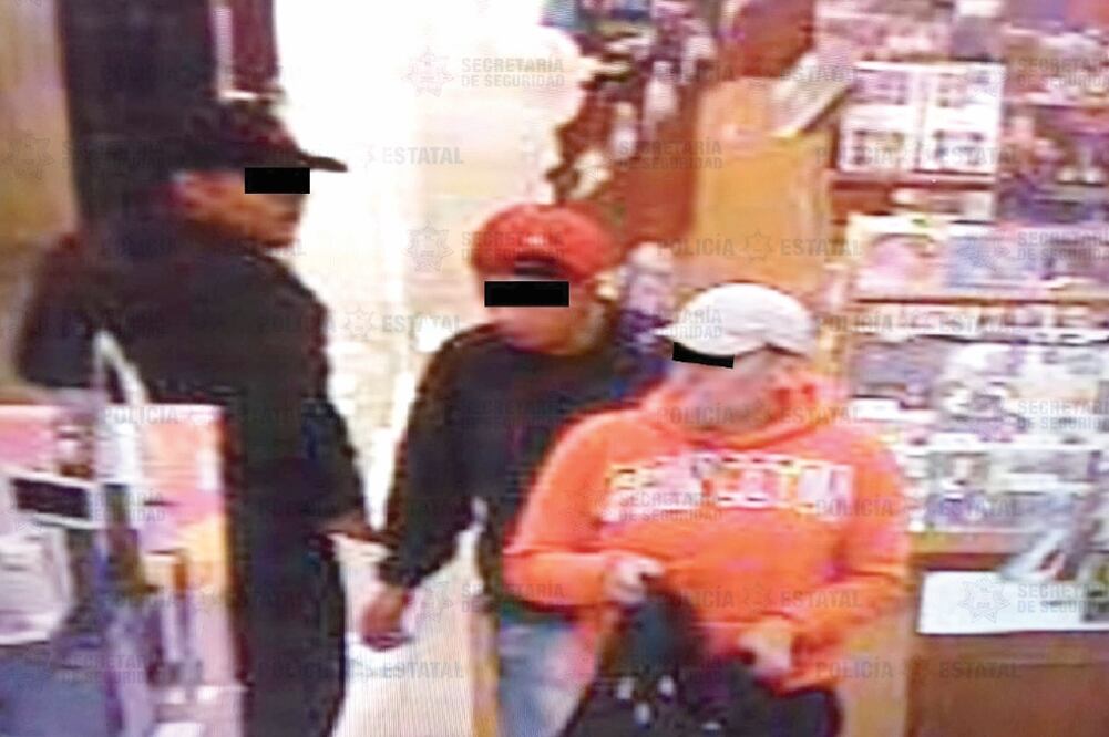 A los presuntos delincuentes se les aseguraron joyas y equipos telefónicos, entre otros objetos robados.  Foto: ESPECIAL