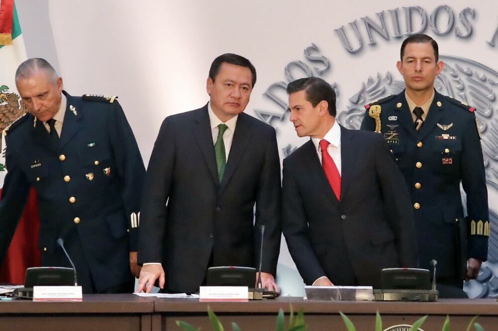 Al promulgar la Ley de Seguridad Interior, el presidente Enrique Peña Nieto exhortó a los gobernadores a seguir fortaleciendo las capacidades institucionales en el combate a la delincuencia. (LUCÍA GODÍNEZ. EL UNIVERSAL)