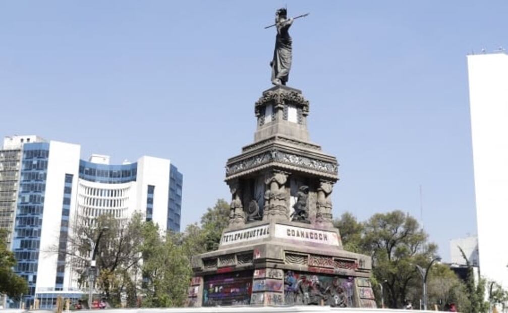 Vandalizan el monumento a Cuauhtémoc; pintan a conquistadores de rosa