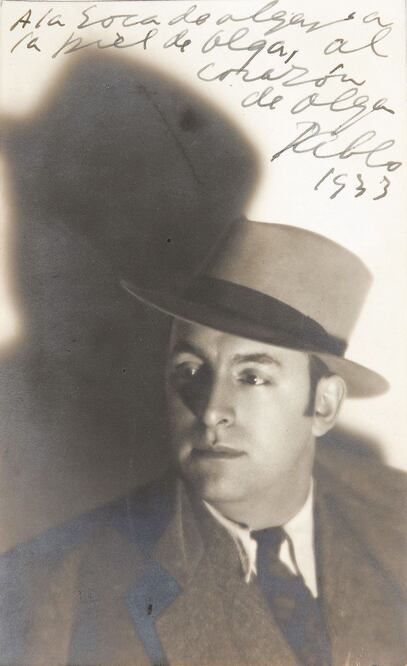 Fotografía del chileno Pablo Neruda con una dedicatoria a Olga, uno de sus varios amores: “A la loca de Olga, a la piel de Olga y al corazón de Olga” (1933). FOTOS: CORTESÍA SANTIAGO VIVANCO