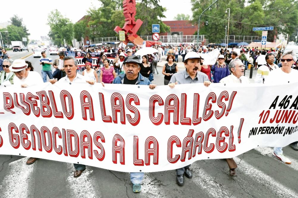 Alrededor de 800 personas participaron en la movilización que culminó en el Zócalo y a la que se unió un contingente de la CNTE (BERENICE FREGOSO. EL UNIVERSAL)
