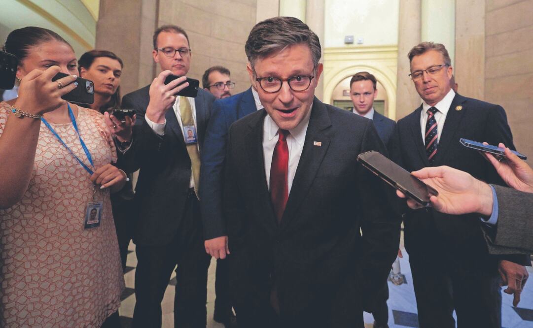 El presidente de la Cámara de Representantes, Mike Johnson, ayer al conversar brevemente con la prensa antes de salir del Capitolio, en Washington. Foto: de CHIP SOMODEVILLA. AFP