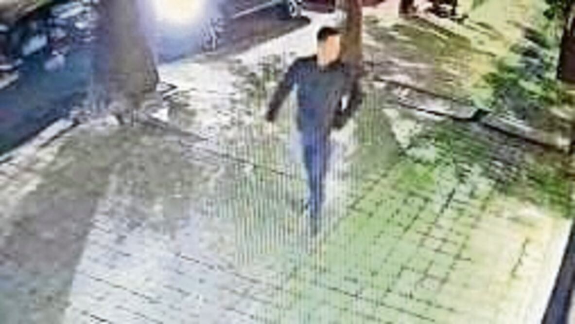 Uno de los atacantes fue grabado por las cámaras de seguridad de la zona, revelan las indagatorias. Foto Especial