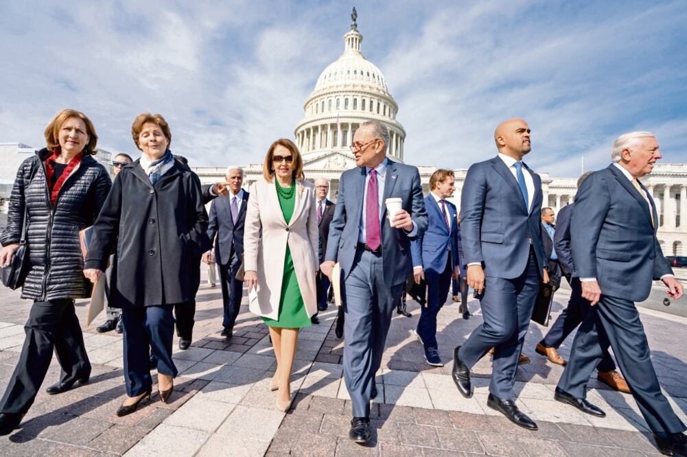 La presidenta de la Cámara de Representantes de EU, Nancy Pelosi (c), dijo que es necesario realizar cambios al texto del T-MEC, para garantizar que sea ejecutable. (JIM LO SCALZO. EFE)
