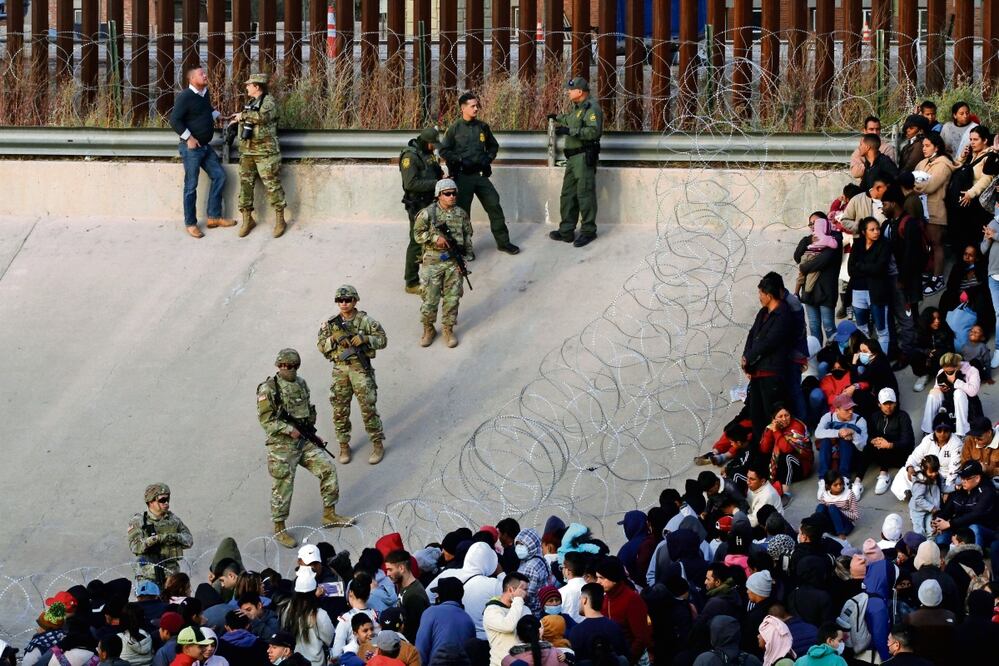 Migrantes se congregan a orillas del río Grande (Bravo) en el límite de EU y México, en diciembre de 2022, Foto: Morgan Lee / AP