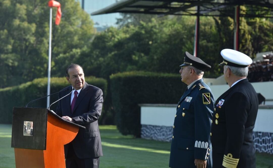 El titular de la Secretaría de Gobernación en la ceremonia de Izamiento de Bandera (Foto: Cortesía)