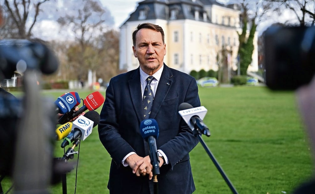 El ministro de Asuntos Exteriores polaco, Radoslaw Sikorski, frente al Centro Internacional de Encuentros Juveniles en Krzyńowa, el 30 de marzo. Foto: MACIEJ KULCZYNSKI/EFE