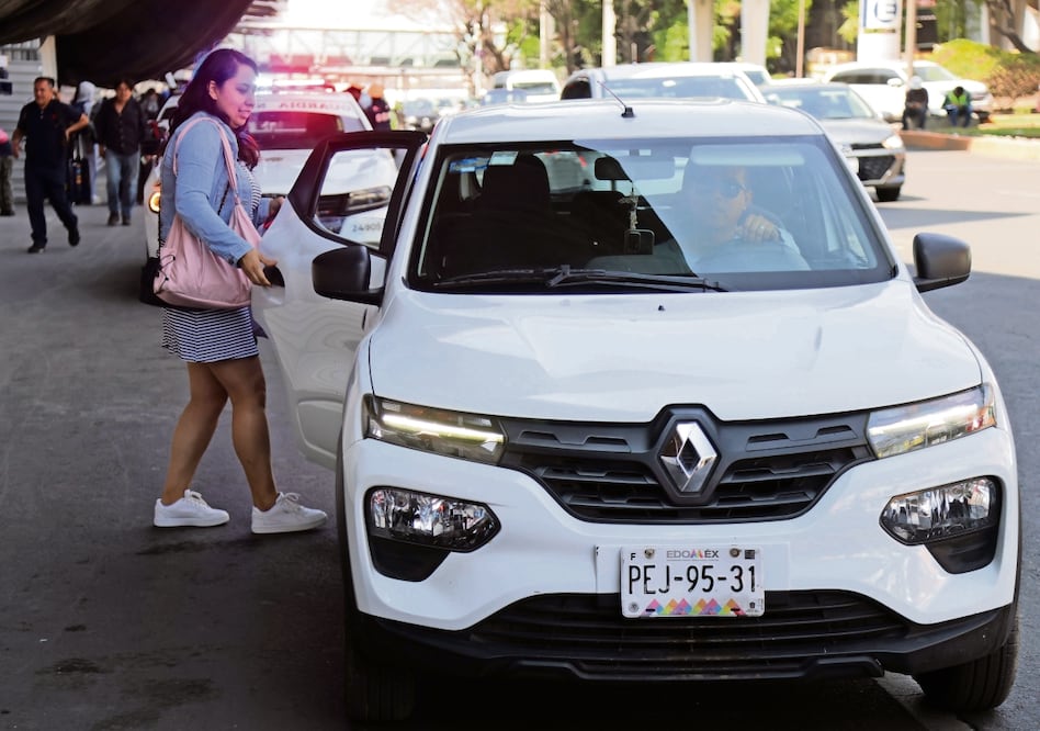 Los usuarios de taxis de aplicación abordaron sus autos sin contratiempos. Foto: Carlos Mejía/ EL UNIVERSAL