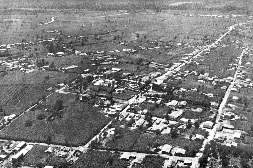 Una toma aérea del pueblo de Cuajimalpa y sus alrededores en el año de 1930. En el centro se encuentra el templo de San Pedro Apóstol, ya con las torre sur que le fue añadida en los años veinte y que conserva hasta la actualidad. Casi enfrente del conjunto religioso se alcanza a distinguir el edificio delegacional. Imagen: Col. Villasana-Torres 