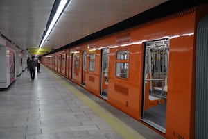 Corto circuito en convoy provoca retiro de tren en metro Salto del Agua de la Línea 1; algunos usuarios presentaron crisis nerviosa