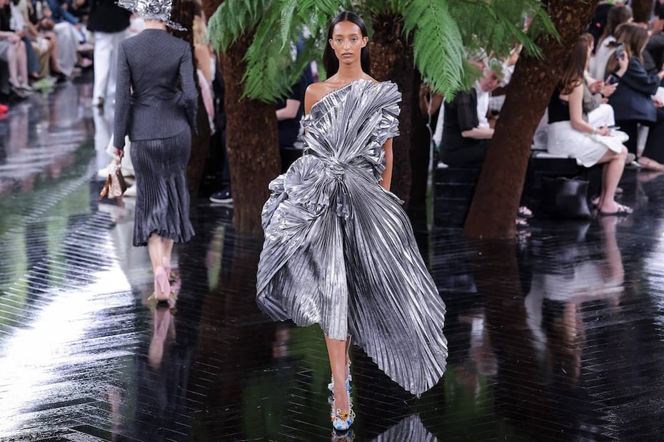 Mona Tougaard desfila para Dior. Foto: AFP