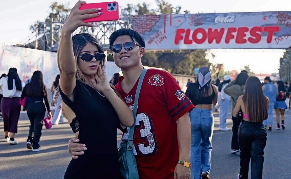 En pareja y con calor otoñal, el canto y el perreo se viven mejor. Fotos: Hugo Salvador / EL UNIVERSAL
