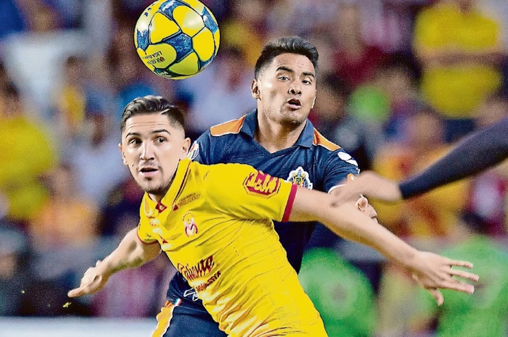 Intenso juego en el Morelos, donde Monarcas y Chivas se nulificaron para terminar el cotejo con roscas. (SERGIO MEJÍA. IMAGO7)