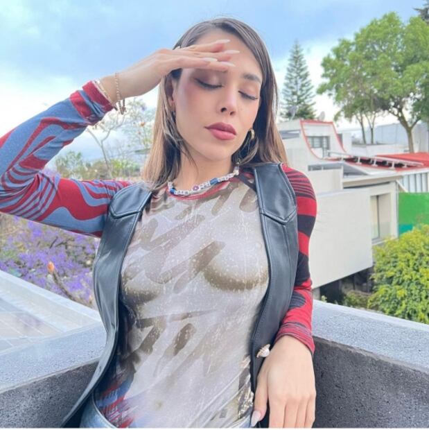 Danna Paola luce los jeans metálicos que vas a querer