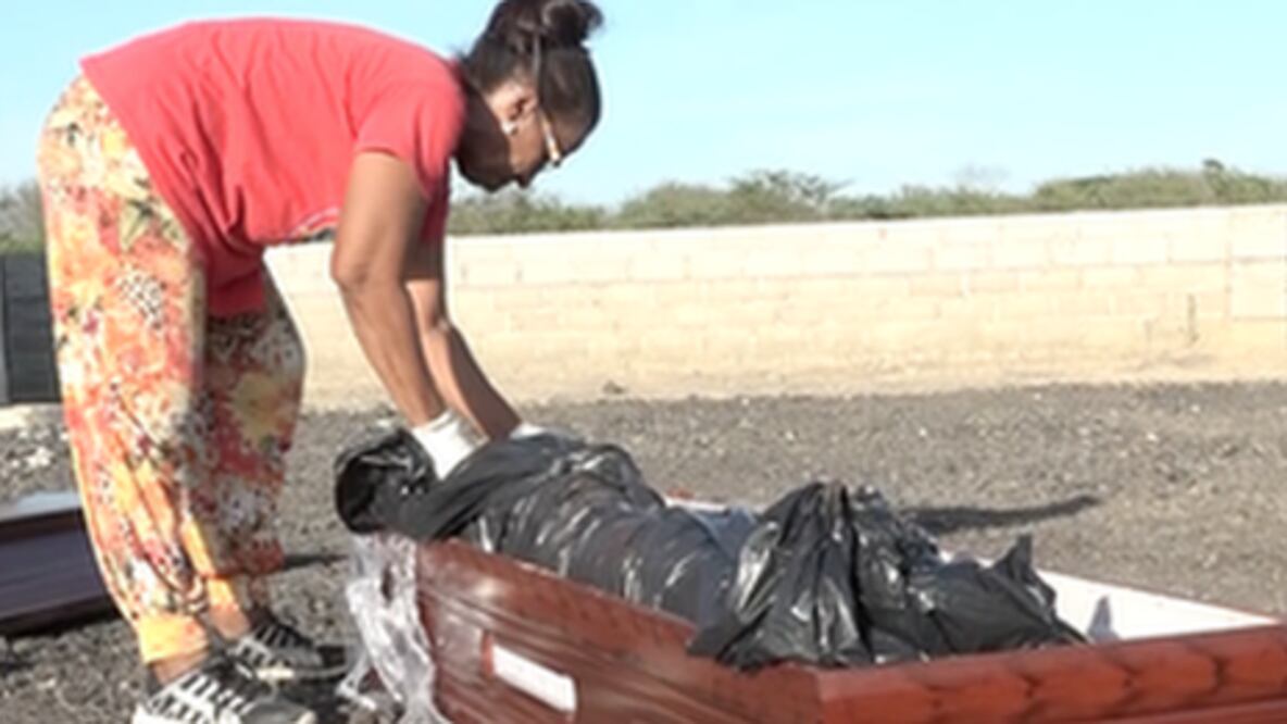 La mujer que entierra en su cementerio a los migrantes venezolanos que mueren en Colombia
