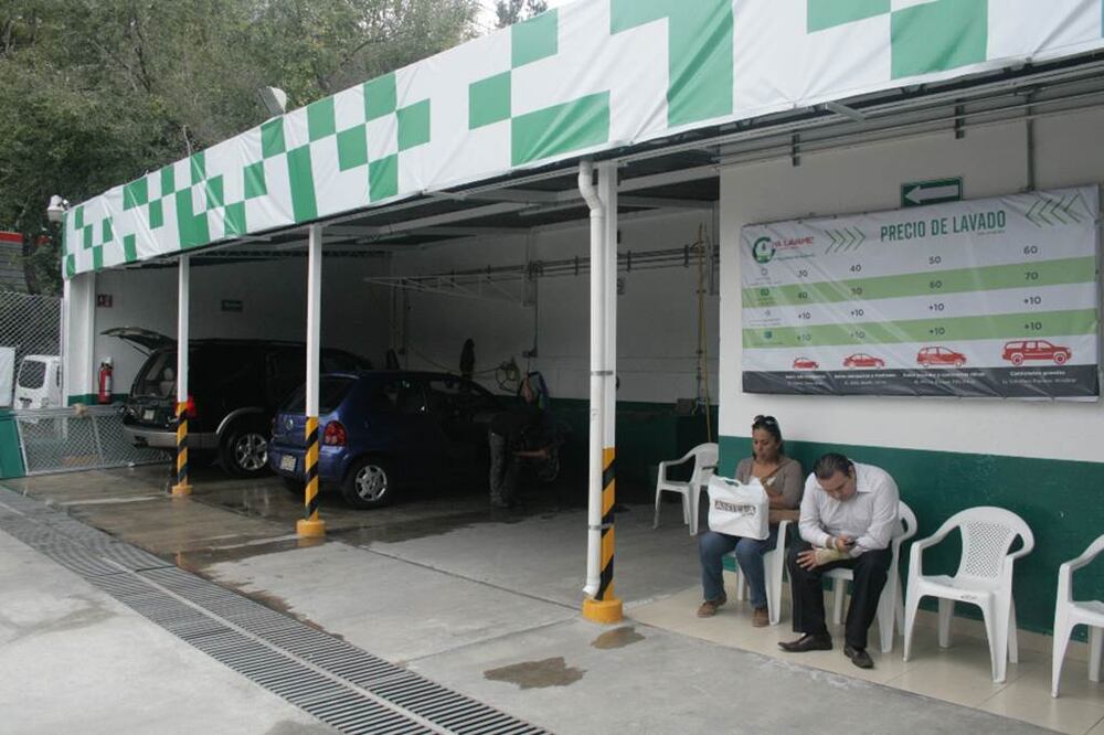 En la ciudad hay más de mil 900 centros de lavado de autos y la cantidad de agua que se requiere en ese tipo de establecimientos es de un millón de metros cúbicos mensuales (ARCHIVO EL UNIVERSAL)